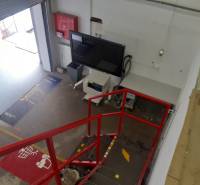 Prenájom skladu 150 m2 pri Zlatých pieskoch na Studenej ul. - V skladoch a halách je červené schodisko, obrazovka a otvorený vstupný priestor.