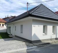 Predaj:2-izbový RODINNÝ DOM s pozemkom 173 m2, Turč. Kľačany - Rodinný dom v Turč. Kľačanoch, Martin, so svetlou omietkou, dlaždeným chodníkom a malým trávnikom.