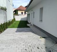 Predaj:2-izbový RODINNÝ DOM s pozemkom 173 m2, Turč. Kľačany - Rodinný dom na ulici Turč. Kľačany v Martine s vyloženou terasou a trávnikom.
