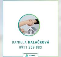 Aw-real ponúka na predaj 3-izbový rodinný dom(dvojdom) - Rukami si podávajú dohodu pri modeli rodinného domu. Kontakt: Daniela Halačková.