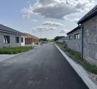 Aw-real ponúka na predaj 3-izbový rodinný dom(dvojdom) - Rodinné domy so stavbou a asfaltovou cestou v Hornom Bare pod oblačnou oblohou.