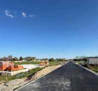 Aw-real ponúka na predaj 3-izbový rodinný dom(dvojdom) - Stavenisko rodinného domu v Hornom Bare s tehlami a novou asfaltovou cestou.