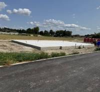 Aw-real ponúka na predaj 3-izbový rodinný dom(dvojdom) - Stavba rodinného domu v Hornom Bare so základovou doskou na pozemku.