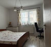 Priestranný rodinný dom v Malackách + pozemok na výstavbu RD v cene - Spálňa s posteľou, pracovnou stoličkou a komodou v rodinnom dome.