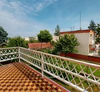 NA PREDAJ POSCHODOVÝ RODINNÝ DOM S GARÁŽOU NA UL. B. NĚMCOVEJ, KOMÁRNO - Balkón rodinného domu na ulici Boženy Němcovej v Komárne s výhľadom na záhradu.