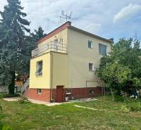 NA PREDAJ POSCHODOVÝ RODINNÝ DOM S GARÁŽOU NA UL. B. NĚMCOVEJ, KOMÁRNO - Rodinný dom na ulici Boženy Němcovej v Komárne s okolitou záhradou a stromom.