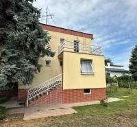 NA PREDAJ POSCHODOVÝ RODINNÝ DOM S GARÁŽOU NA UL. B. NĚMCOVEJ, KOMÁRNO - Rodinný dom na ulici Boženy Němcovej, Komárno, s exteriérom a schodiskom vedúcim na poschodie.