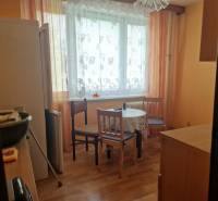 REZERVOVANÝ- 1-izbový byt, Košice, Ružová ulica - Kuchyňa v 1-izbovom byte so stolom, stoličkami a chladničkou.