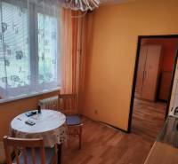 REZERVOVANÝ- 1-izbový byt, Košice, Ružová ulica - Kuchyňa v 1-izbovom byte so stolom, stoličkami a záclonami na okne.