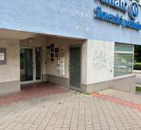 Kompletne zrekonštruovaný a premyslene zariadený byt pre tých, ktorí h - Vstup do budovy na Námestí Martina Benku v Bratislave, 2-izbový byt.