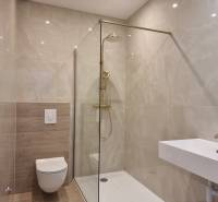 CHORVÁTSKO - Pekné apartmány 350m od pláže (S1) - VODICE - Kúpeľňa v 4-izbovom byte so sprchou, záchodom a umývadlom, svetlé obklady.