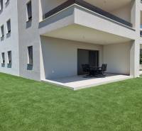 CHORVÁTSKO - Pekné apartmány 350m od pláže (S1) - VODICE - Exteriér 4-izbového bytu v Vodiciach s modernou terasou a zeleným trávnikom.