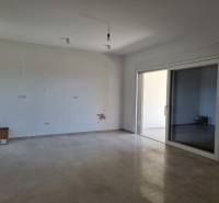CHORVÁTSKO - Pekné apartmány 350m od pláže (S1) - VODICE - Priestranný interiér nového 4-izbového bytu s veľkými sklenenými dverami a dlažbou.