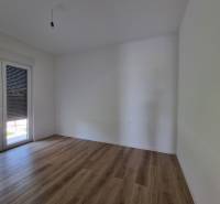 CHORVÁTSKO - Pekné apartmány 350m od pláže (S1) - VODICE - Prázdna miestnosť s drevenou podlahou a balkónovými dverami v 4-izbovom byte.