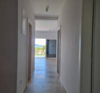 CHORVÁTSKO - Pekné apartmány 350m od pláže (S1) - VODICE - Chodba v 4-izbovom byte s výhľadom na exteriér a zeleň.