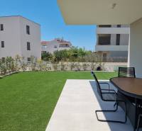 CHORVÁTSKO - Pekné apartmány 350m od pláže (S1) - VODICE - Záhrada 4-izbového bytu vo Vodiciach s terasou a moderným stolom na tráve.