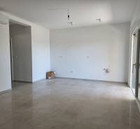 CHORVÁTSKO - Pekné apartmány 350m od pláže (S1) - VODICE - Priestranná obývacia miestnosť v 4-izbovom byte s keramickou podlahou a bielymi stenami.