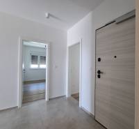 CHORVÁTSKO - Pekné apartmány 350m od pláže (S1) - VODICE - Vstupná chodba v 4-izbovom byte s drevenými dverami a dlažbou.