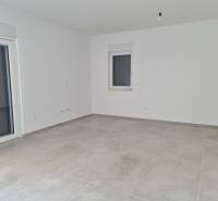 CHORVÁTSKO - Pekné apartmány 350m od pláže (S1) - VODICE - Prázdna izba so svetlými stenami a dlažbou v 4-izbovom byte.