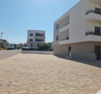 CHORVÁTSKO - Pekné apartmány 350m od pláže (S1) - VODICE - Vo Vodiciach sú viditeľné moderné bytové budovy a dláždená prístupová cesta.