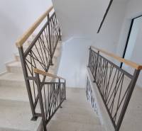 CHORVÁTSKO - Pekné apartmány 350m od pláže (S3) - VODICE - Schodisko s kovovým zábradlím v 4-izbovom byte.