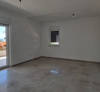 CHORVÁTSKO - Pekné apartmány 350m od pláže (S3) - VODICE - Priestranná izba 4-izbového bytu s výhľadom do exteriéru cez balkónové dvere.