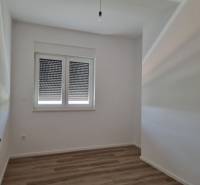 CHORVÁTSKO - Pekné apartmány 350m od pláže (S3) - VODICE - Interiér 4-izbového bytu s drevenou podlahou a zatiahnutými žalúziami na okne.