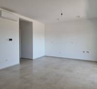 CHORVÁTSKO - Pekné apartmány 350m od pláže (S3) - VODICE - Priestranná miestnosť v 4-izbovom byte s dlažbou a klimatizáciou.