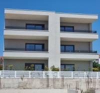 CHORVÁTSKO - Pekné apartmány 350m od pláže (S3) - VODICE - Bytový dom v meste Vodice s tromi poschodiami a presklenými balkónmi.