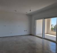 CHORVÁTSKO - Pekné apartmány 350m od pláže (S3) - VODICE - Priestranná miestnosť v 4-izbovom byte s veľkými oknami a balkónom.
