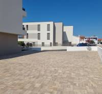 CHORVÁTSKO - Pekné apartmány 350m od pláže (S3) - VODICE - Parkovisko pri 4-izbovom byte v meste Vodice so spevneným povrchom a čistou architektúrou.