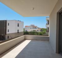 CHORVÁTSKO - Pekné apartmány 350m od pláže (S3) - VODICE - Balkón s výhľadom na susedné budovy vo Vodiciach ponúka priestor na oddych.