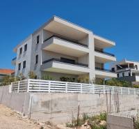 CHORVÁTSKO - Pekné apartmány 350m od pláže (S3) - VODICE - Exteriér 4-izbového bytu v meste Vodice ukazuje modernú novú budovu.