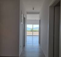 CHORVÁTSKO - Pekné apartmány 350m od pláže (S3) - VODICE - Kúpeľňa v 4-izbovom byte s chodbou a výhľadom na balkón.