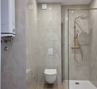 CHORVÁTSKO - Pekné apartmány 350m od pláže (S3) - VODICE - Kúpeľňa v 4-izbovom byte s toaletou, sprchou a hladkými dlaždicami.