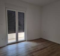 CHORVÁTSKO - Pekné apartmány 350m od pláže (S3) - VODICE - Izba so zatiahnutými žalúziami a plávajúcou podlahou v 4-izbovom byte.