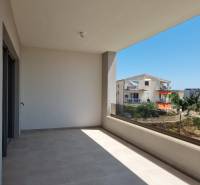 CHORVÁTSKO - Pekné apartmány 350m od pláže (S3) - VODICE - Balkón v 4-izbovom byte vo Vodiciach s výhľadom na okolité budovy a zeleň.