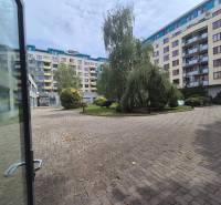 Na predaj obchodný priestor v polyfunkčnej budove, Vajnorská ul. - Dvor bytového komplexu s upravenou zeleňou, Bratislava - Nové Mesto, Vajnorská.