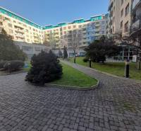 Na predaj obchodný priestor v polyfunkčnej budove, Vajnorská ul. - Exteriér na Vajnorskej ulici v Bratislave - Novom Meste, súkromný dvor s lavičkami.