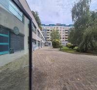 Na predaj obchodný priestor v polyfunkčnej budove, Vajnorská ul. - Obchodné priestory na Vajnorskej ulici obklopené zeleňou, Bratislava - Nové Mesto.