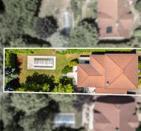 Dom pre náročného klienta, ktorý vie oceniť kvalitu –  Limbach - Pohľad zhora na rodinný dom s bazénom na Malokarpatskej ulici v Limbachu.