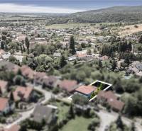 Dom pre náročného klienta, ktorý vie oceniť kvalitu –  Limbach - Letecký pohľad na rodinné domy v Limbachu na Malokarpatskej ulici.