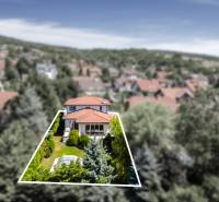Dom pre náročného klienta, ktorý vie oceniť kvalitu –  Limbach - Rodinný dom na Malokarpatskej ulici v Limbachu obklopený zeleňou a susednými domami.