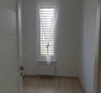 Nový moderný byt s balkónom a parkovaním v širšom centre. Jarabinková - Malá miestnosť v 2-izbovom byte s oknom, žalúziami a radiátorom.