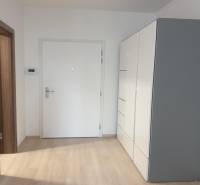 Nový moderný byt s balkónom a parkovaním v širšom centre. Jarabinková - Vstupná hala 2-izbového bytu s bielymi dverami a šatníkovou skriňou.