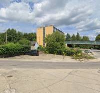 Handlová – Spevnená plocha vhodná na parkovanie - Križovatka na Štrajkovej ulici v Handlovej, obklopená zeleňou a priemyselnými budovami. Pozemky - komerčné.