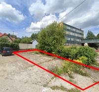 Handlová – Spevnená plocha vhodná na parkovanie - Pozemky - komerčné v Handlovej na Štrajkovej, vedľa parkoviska a administratívnych budov.