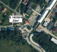 Handlová – Spevnená plocha vhodná na parkovanie - Letecký pohľad na pozemok 23m² na Štrajkovej ulici v Handlovej.