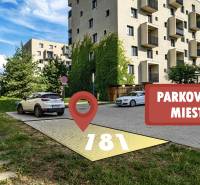 PREDAJ: menší 2-izbový byt + KK,  Košice–Nová Terasa, ul. Strážovská - Parkovacie miesto na Strážovskej ulici v Košiciach, mestská časť Západ, obklopené zeleňou.