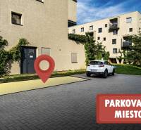 PREDAJ: menší 2-izbový byt + KK,  Košice–Nová Terasa, ul. Strážovská - Parkovacie miesto na Strážovskej v Košiciach - mestskej časti Západ pri dvojposchodovej budove.
